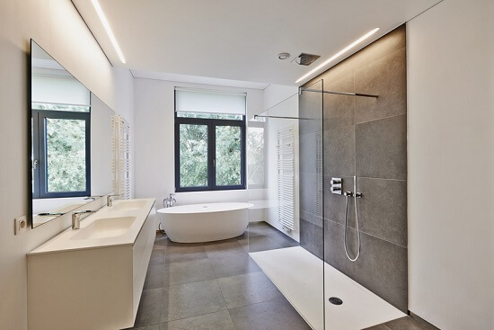 Rideau, paroi, pare douche ou porte? Comment protger sa salle de bains des claboussures?